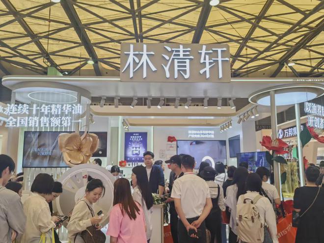 自然堂等美妆企业亮相美博会！麻将胡了试玩【现场】家化、(图20)