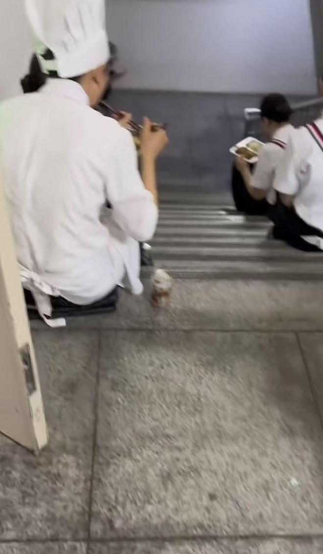 在桌上吃饭员工无奈只能蹲着吃饭麻将胡了网友吐槽西贝上班不让坐(图2)